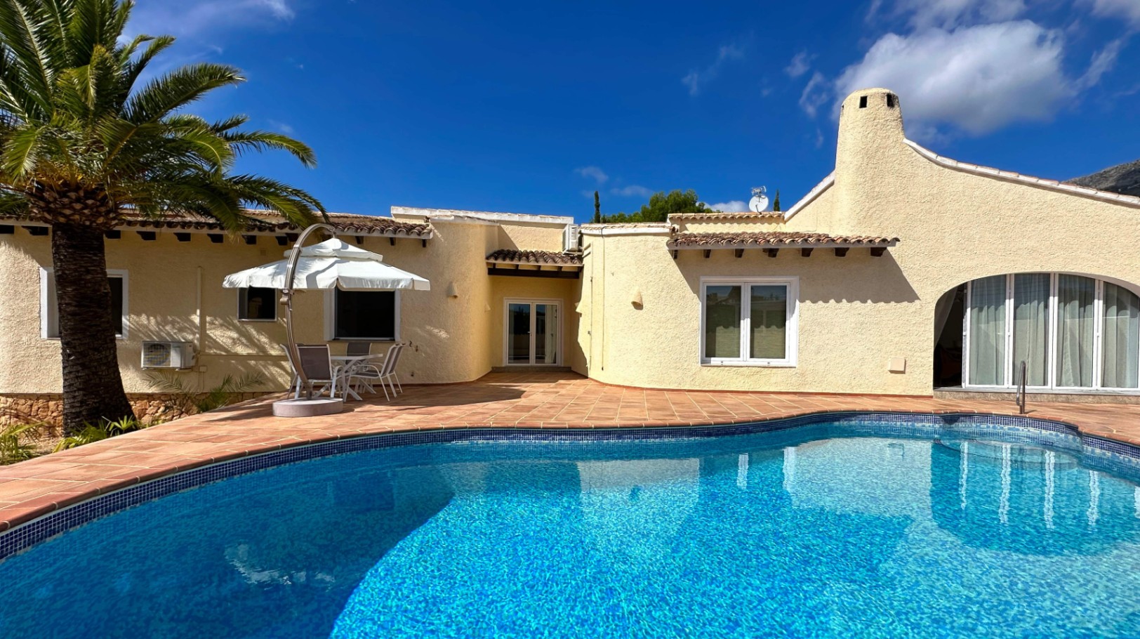 Villa Mediterránea construida en una planta en Altea, Urb. Santa Clara, con mucha privacidad