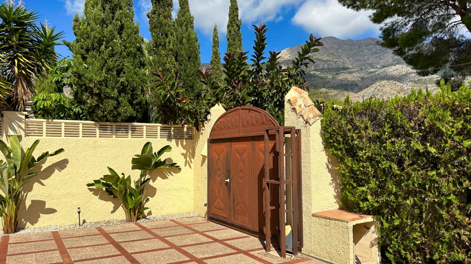 Villa Mediterránea construida en una planta en Altea, Urb. Santa Clara, con mucha privacidad