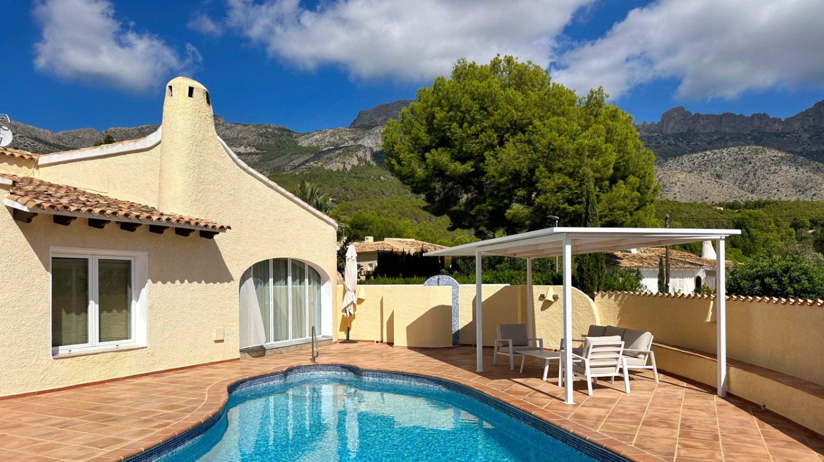 Villa Mediterránea construida en una planta en Altea, Urb. Santa Clara, con mucha privacidad