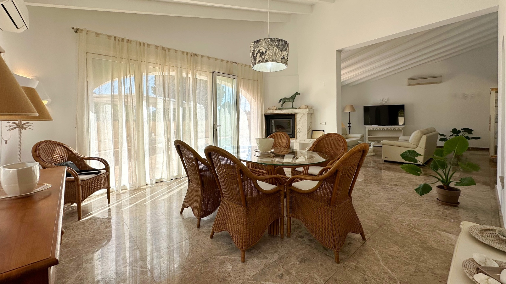 Villa Mediterránea construida en una planta en Altea, Urb. Santa Clara, con mucha privacidad