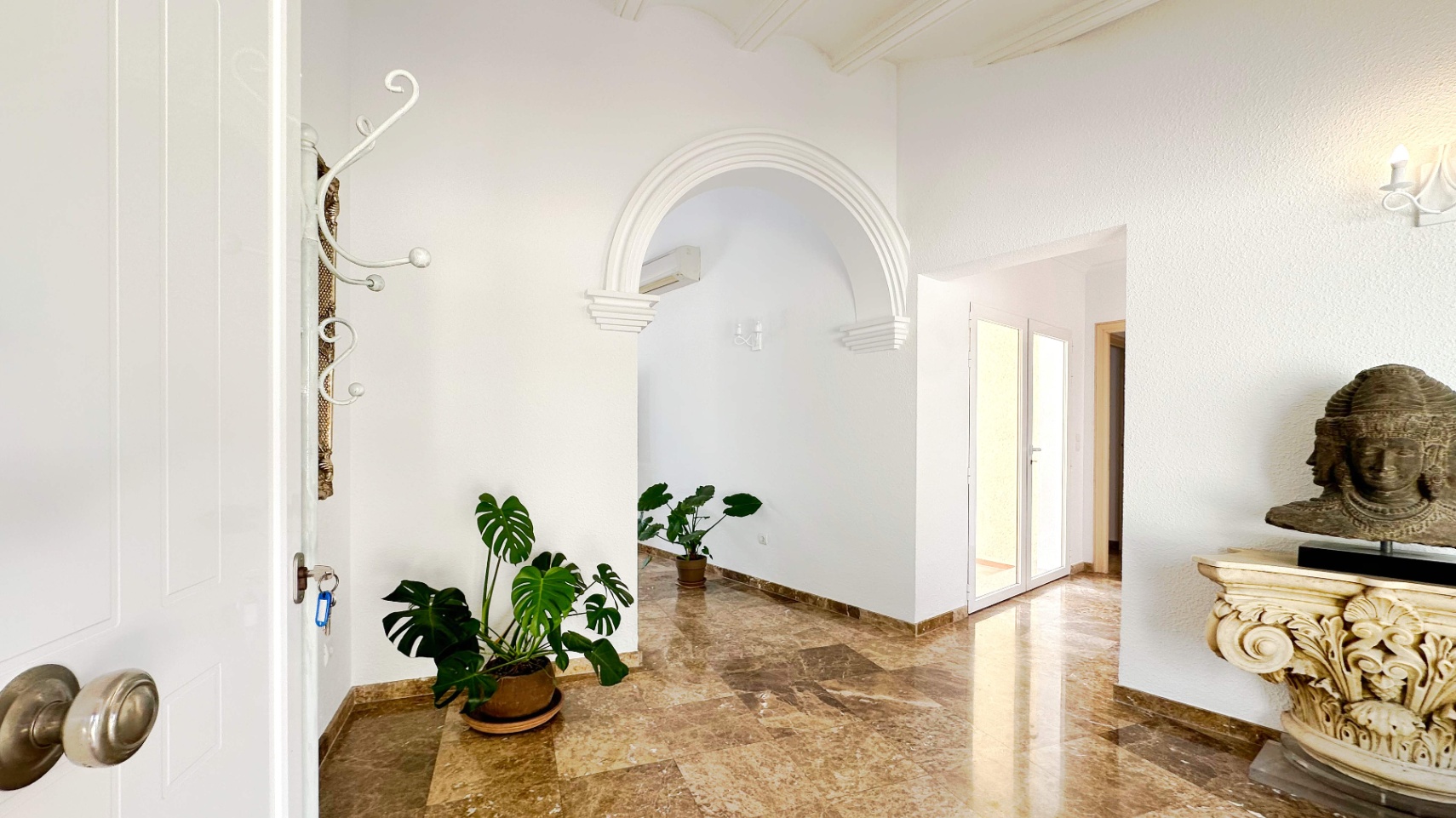 Villa Mediterránea construida en una planta en Altea, Urb. Santa Clara, con mucha privacidad