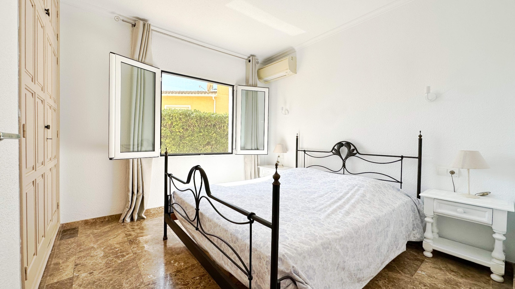 Villa Mediterránea construida en una planta en Altea, Urb. Santa Clara, con mucha privacidad