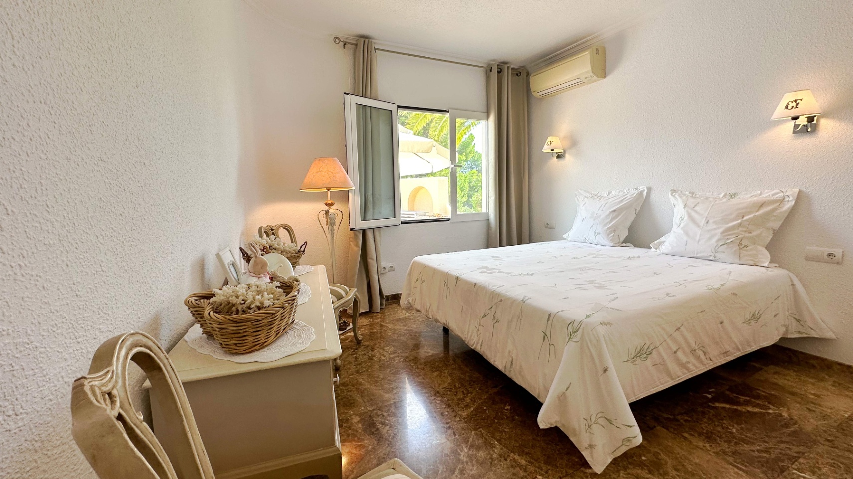 Villa Mediterránea construida en una planta en Altea, Urb. Santa Clara, con mucha privacidad