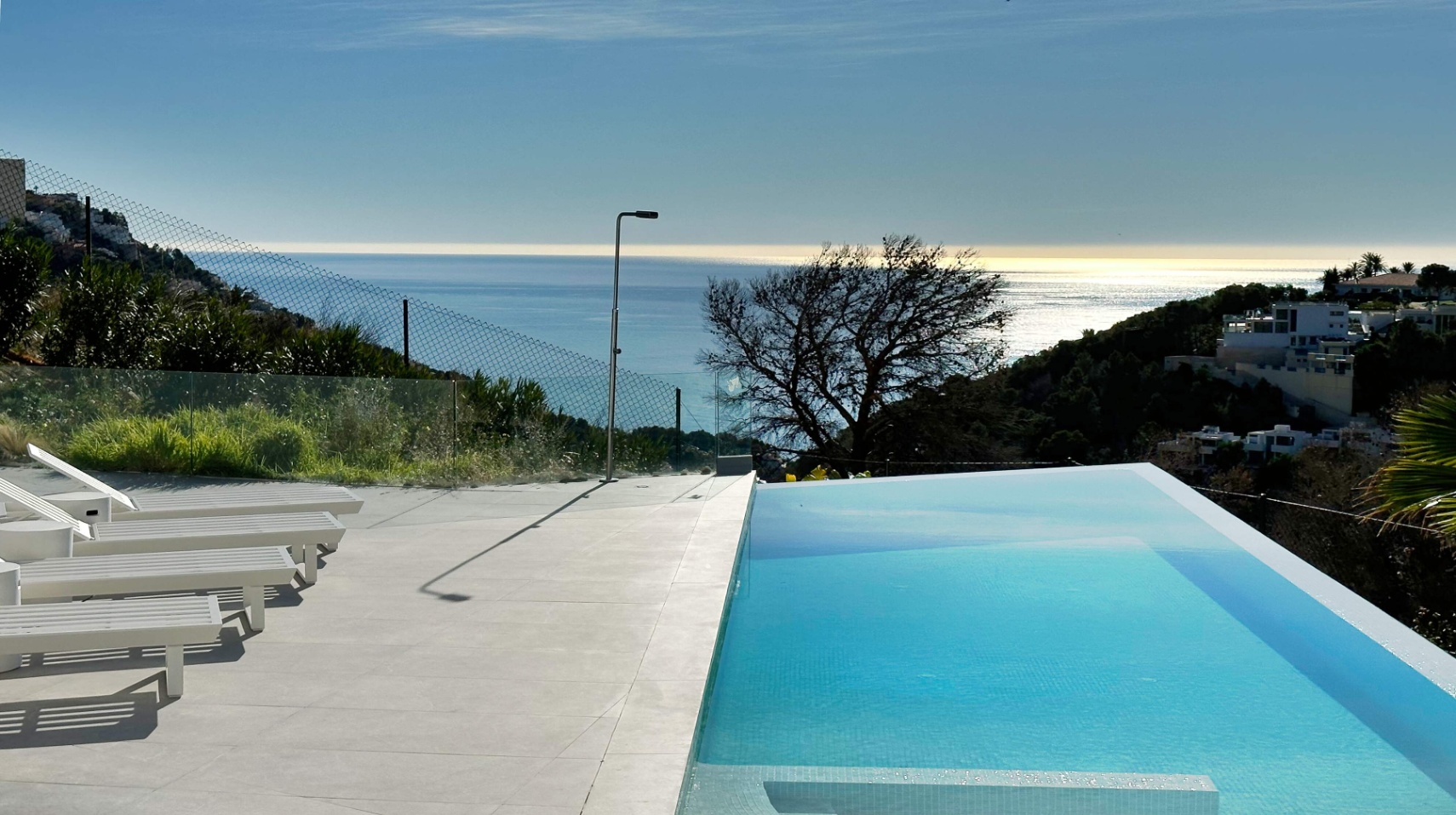 Villa de luxe avec vue sur la mer et design contemporain à Altea Hills