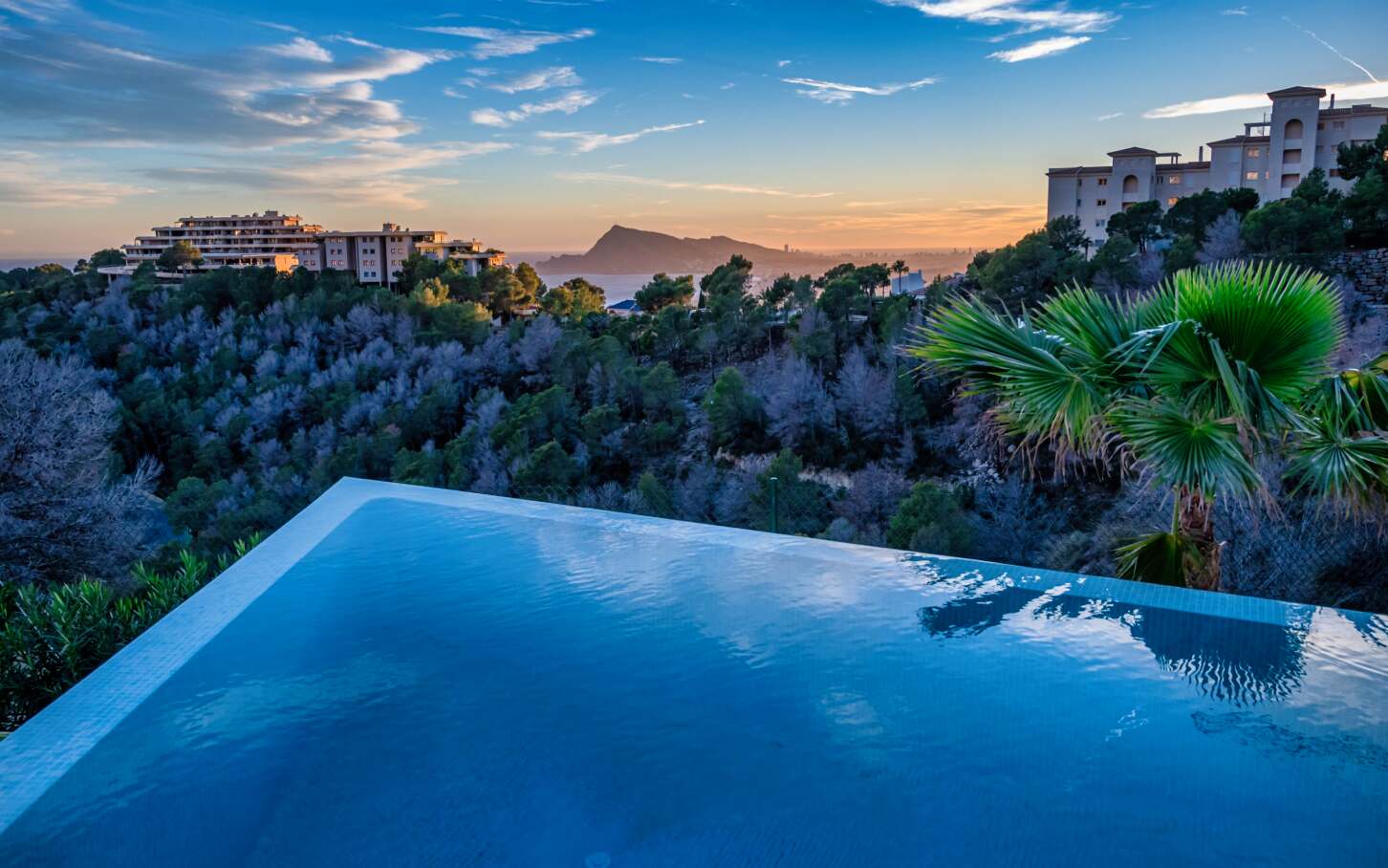 Villa de luxe avec vue sur la mer et design contemporain à Altea Hills