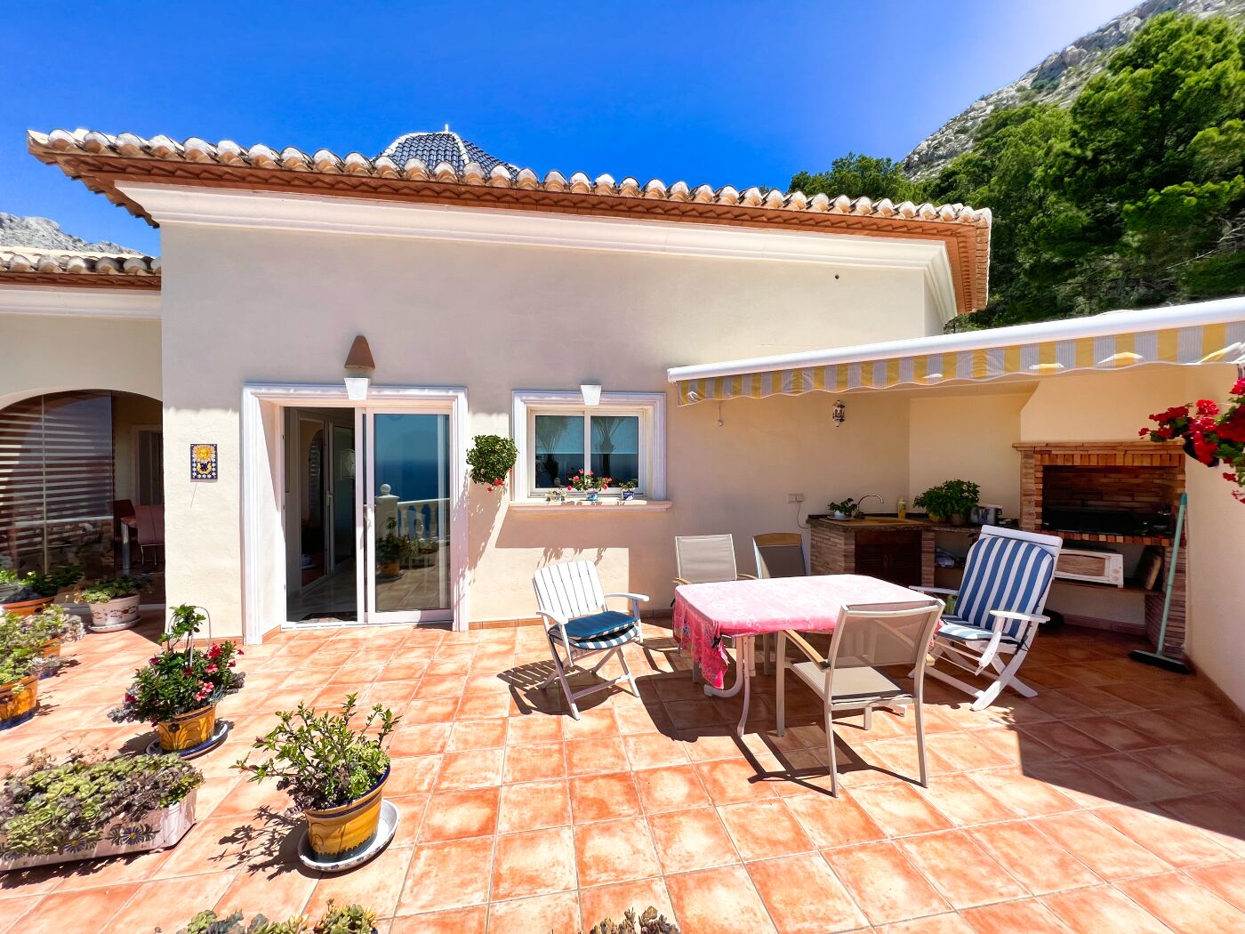 Villa with lovely garden and beautiful sea views in Altea Hills!