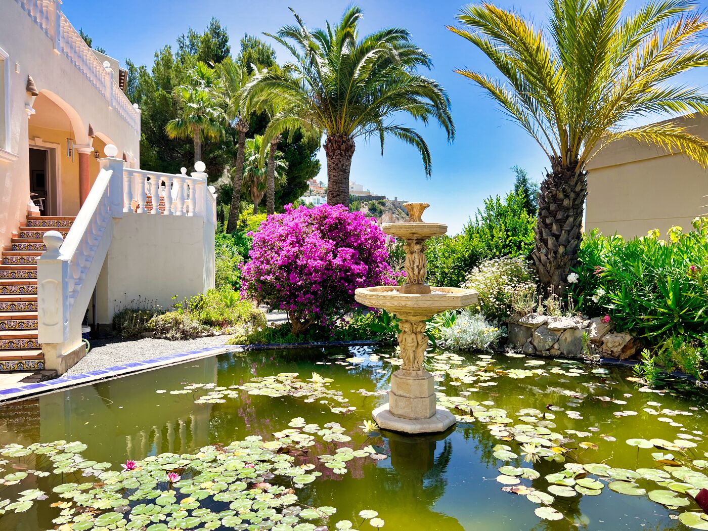 Villa con precioso jardín y hermosas vistas al mar en Altea Hills!