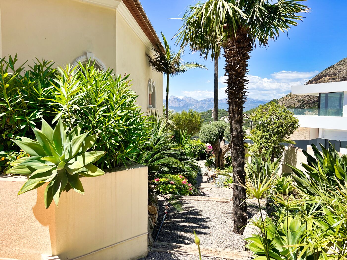 Villa met heerlijke tuin en prachtig uitzicht op zee in Altea Hills!