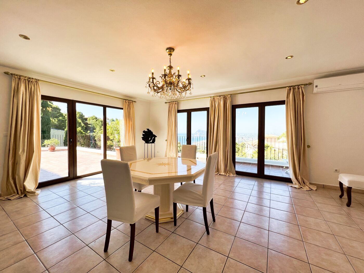 Volledig gerenoveerde villa met adembenemend uitzicht in Sierra Altea
