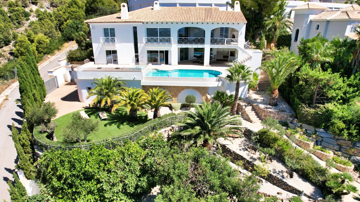Luxury mansion in Altea with spacious garden and separate guest house