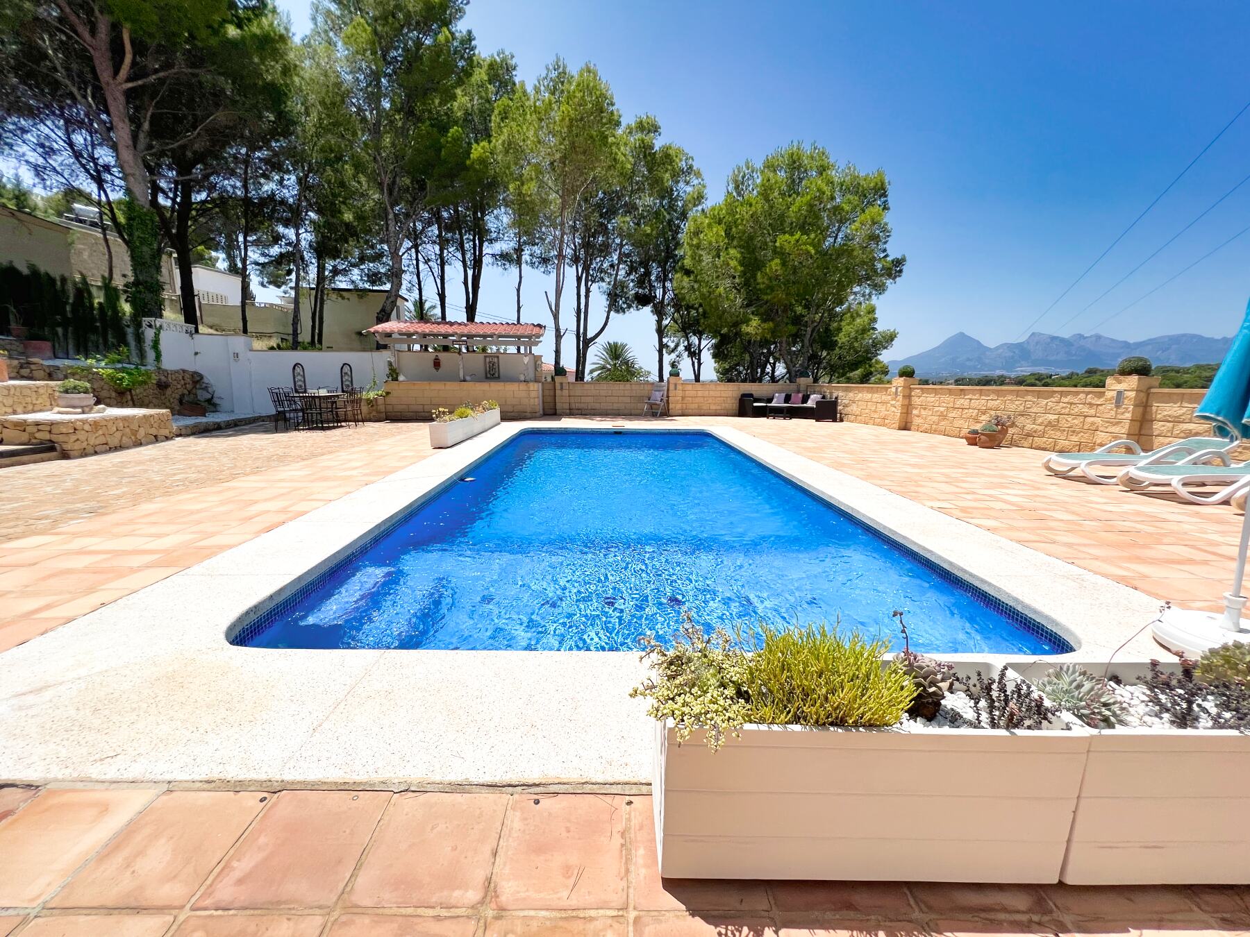 Chalet mediterráneo con vistas al mar y apartamento de invitados en venta en Altea