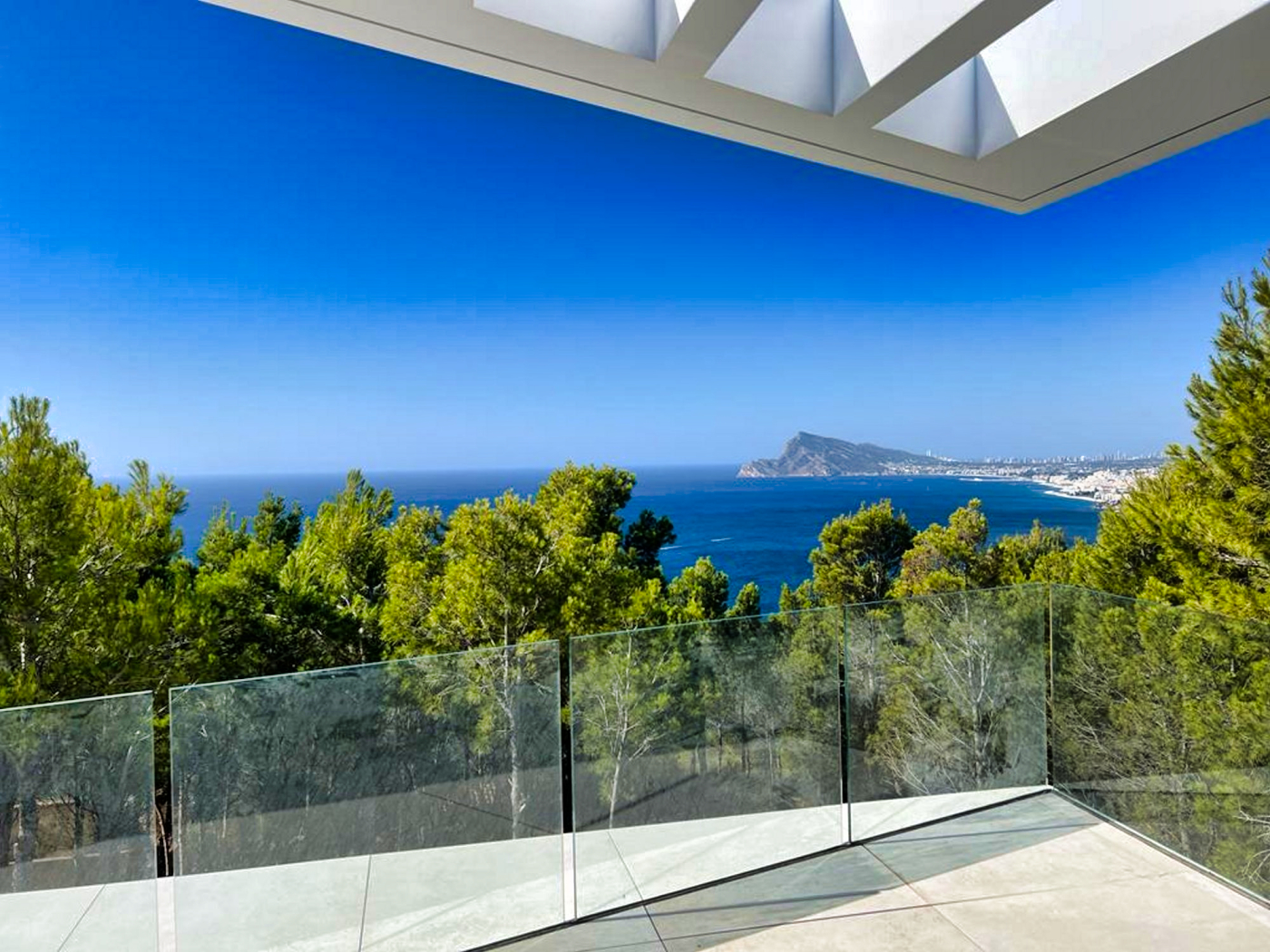 Moderne villa in Altea Hills met prachtig uitzicht op zee en baai