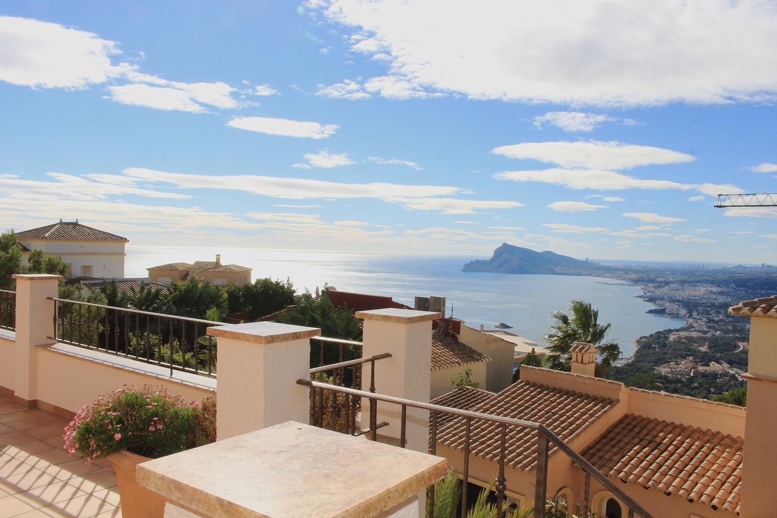 Luxury villa with sea views and guest apartment in Altea Hills